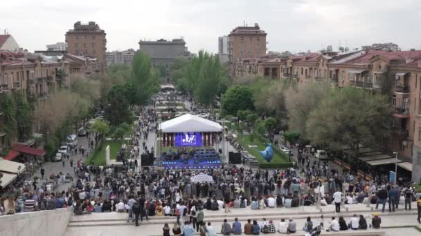 Erevan Armênia Abril 2022 Pessoas Reúnem Complexo Cascade Para Ouvir — Vídeo de Stock