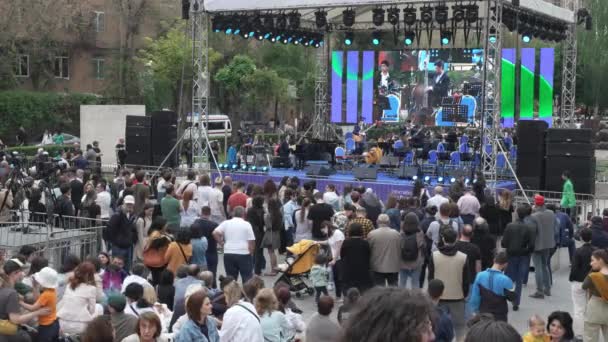 Yerevan Armenia Aprile 2022 Gente Riunisce Cascade Complex Ascoltare Jazz — Video Stock