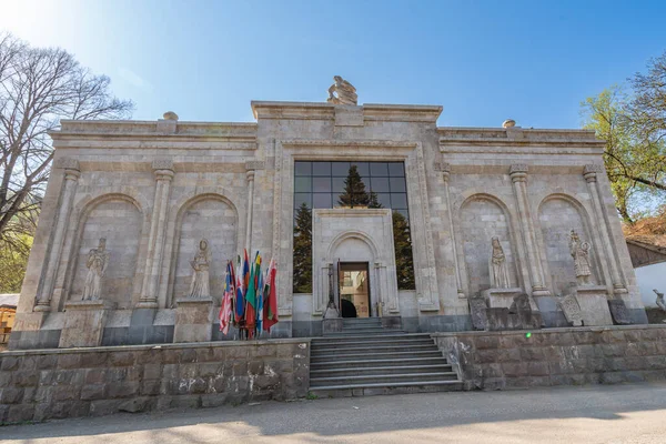 Dilijan, Ermenistan - 28 Nisan 2022 - Dilijan, Ermenistan 'daki jeoloji müzesinin önü