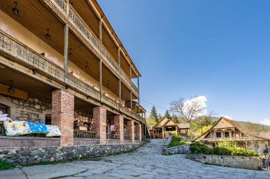 Dilijan, Ermenistan - 28 Nisan 2022 - Dilijan, Ermenistan 'da Şeriat Caddesi' ndeki eski kasaba bölgesinde Tufenkian Eski Dilijan Kompleksi