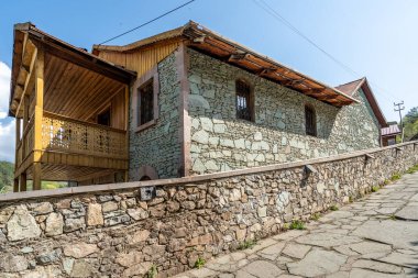 Dilijan, Ermenistan - 28 Nisan 2022 - Dilijan, Ermenistan 'da Şeriat Caddesi' ndeki eski kasaba bölgesinde Tufenkian Eski Dilijan Kompleksi