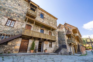 Dilijan, Ermenistan - 28 Nisan 2022 - Dilijan, Ermenistan 'da Şeriat Caddesi' ndeki eski kasaba bölgesinde Tufenkian Eski Dilijan Kompleksi