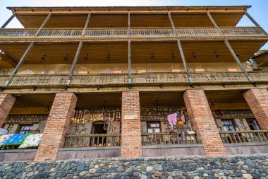 Dilijan, Ermenistan - 28 Nisan 2022 - Dilijan, Ermenistan 'da Şeriat Caddesi' ndeki eski kasaba bölgesinde Tufenkian Eski Dilijan Kompleksi