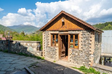 Dilijan, Ermenistan - 28 Nisan 2022 - Dilijan, Ermenistan 'da Şeriat Caddesi' ndeki Tufenkian Eski Dilijan Kompleksi 'nde küçük bir hediyelik eşya dükkanı