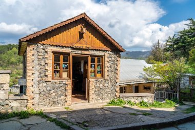 Dilijan, Ermenistan - 28 Nisan 2022 - Dilijan, Ermenistan 'da Şeriat Caddesi' ndeki Tufenkian Eski Dilijan Kompleksi 'nde küçük bir hediyelik eşya dükkanı