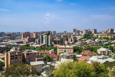 Erivan, Ermenistan - 30 Nisan 2022 - Erivan şehir havadan görüntüsü Erivan, Ermenistan 'daki Casecade Kompleksinin tepesinden aydınlık güneşli bir günde görüldü