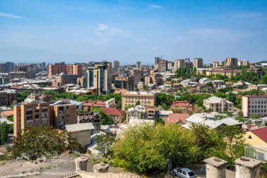 Erivan, Ermenistan - 30 Nisan 2022 - Erivan şehir havadan görüntüsü Erivan, Ermenistan 'daki Casecade Kompleksinin tepesinden aydınlık güneşli bir günde görüldü