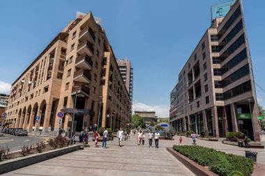 Erivan, Ermenistan - 30 Nisan 2022 - Erivan, Ermenistan 'daki Kuzey Bulvarı çevresindeki dükkanların ve binaların manzarası