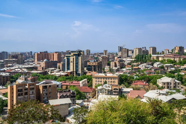 Erivan, Ermenistan - 30 Nisan 2022 - Erivan şehir havadan görüntüsü Erivan, Ermenistan 'daki Casecade Kompleksinin tepesinden aydınlık güneşli bir günde görüldü