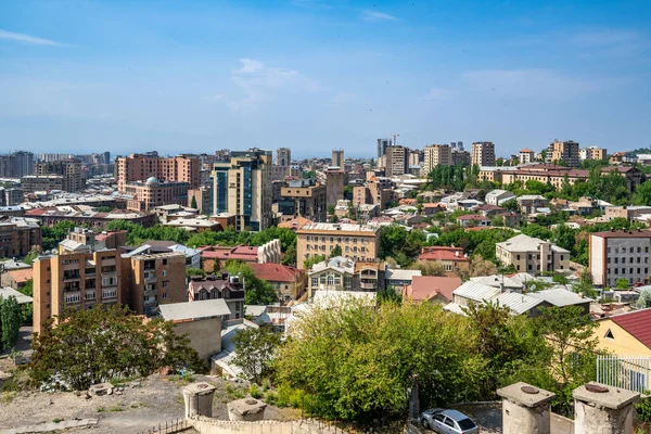 Erivan, Ermenistan - 30 Nisan 2022 - Erivan şehir havadan görüntüsü Erivan, Ermenistan 'daki Casecade Kompleksinin tepesinden aydınlık güneşli bir günde görüldü