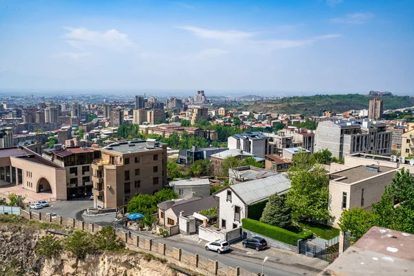Erivan, Ermenistan - 30 Nisan 2022 - Erivan şehir havadan görüntüsü Erivan, Ermenistan 'daki Casecade Kompleksinin tepesinden aydınlık güneşli bir günde görüldü