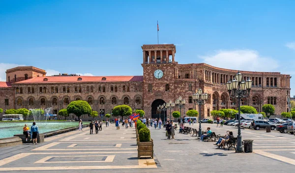 Erivan, Ermenistan - 30 Nisan 2022 - Erivan, Ermenistan 'da saat kulesi bulunan hükümet binası