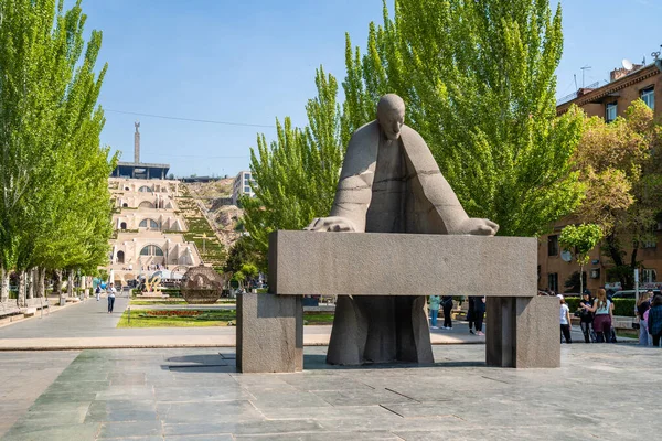 亚美尼亚埃里温 2022年4月30日 亚美尼亚埃里温Cascade建筑群前的达曼尼亚街亚历山大 达曼尼亚纪念碑 图库图片