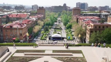 Erivan, Ermenistan - 30 Nisan 2022 - Erivan şehir havadan görüntüsü Erivan, Ermenistan 'daki Casecade Kompleksinin tepesinden aydınlık güneşli bir günde görüldü