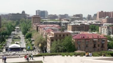 Erivan, Ermenistan - 30 Nisan 2022 - Erivan şehir havadan görüntüsü Erivan, Ermenistan 'daki Casecade Kompleksinin tepesinden aydınlık güneşli bir günde görüldü
