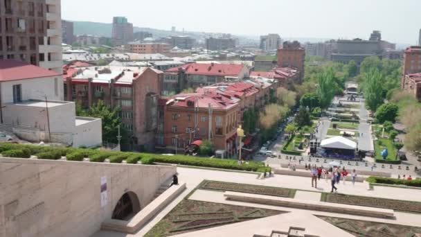 亚美尼亚埃里温 埃里温 2022年4月30日 在阳光灿烂的日子里 从亚美尼亚埃里温Casecade建筑群顶部看到埃里温城市的空中景观 — 图库视频影像