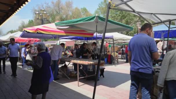 Yerevan Armenia April 2022 Tourists Locals Walk Shop City Walking — Stock Video