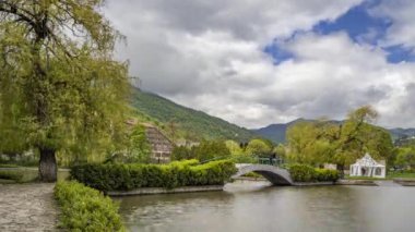 Dilijan, Ermenistan - 4 Mayıs 2022 - Ermenistan 'ın yapay kenti Dilijan' ın üzerinde hareket eden bulutların zaman aşımı