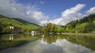 Dilijan, Ermenistan - 4 Mayıs 2022 - Ermenistan 'ın yapay kenti Dilijan' ın üzerinde hareket eden bulutların zaman aşımı