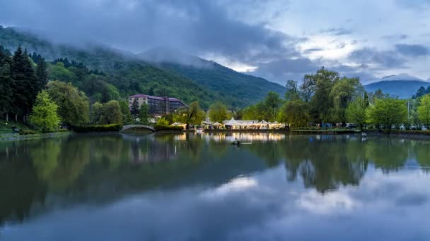 Dilijan Armenien Mai 2022 Spätabendlicher Wolkenbruch Über Dem Künstlichen Stadtsee — Stockvideo