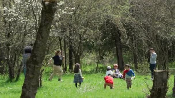2022年4月26日 亚美尼亚迪利扬 亚美尼亚迪利扬的一个室外公园 小学生和老师一起玩耍 动作缓慢 — 图库视频影像