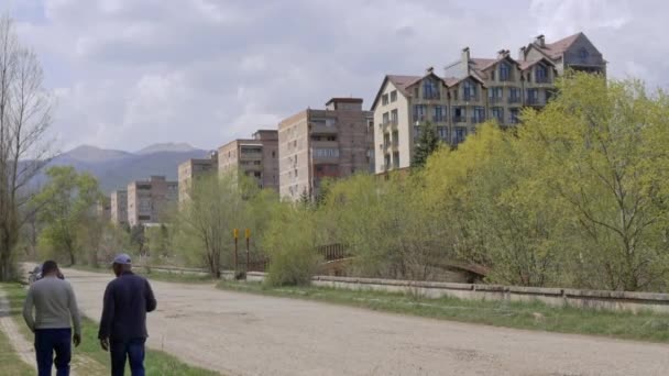 Dilijan Armenia Two Men Walking Road Dilijan Armenia View Residential — Video