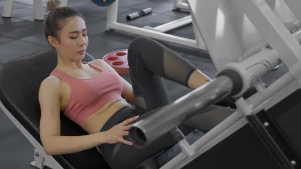 Młoda Atrakcyjna Azjatycka Kobieta Trenująca Swoje Quady Nogach Pomocą Prasy — Wideo stockowe