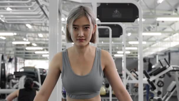Joven Atlética Atractiva Mujer Asiática Entrenando Sus Brazos Parte Superior — Vídeo de stock