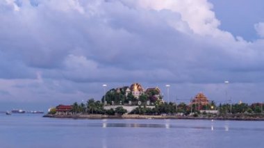 Sri Racha, Chon Buri, Tayland - 16 Haziran 2022 - Tayland 'da Chonburi, Sri Racha' da ünlü bir Koh Loy adasının arkasında hareket eden güzel bulutların zamanlaması 