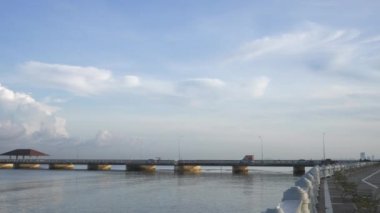 Koh Loy ile Sri Racha 'daki ana karayı birbirine bağlayan köprü, Tayland' daki Chon Buri.