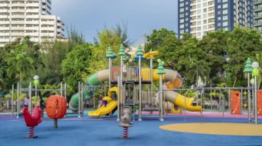 Sri Racha, Chonburi, Tayland - 16 Haziran 2022 - Çocuklar ve ailelerin zaman aşımı Sri Racha, Chonburi, Tayland 'da halk parkında kaliteli zaman geçirmeleri