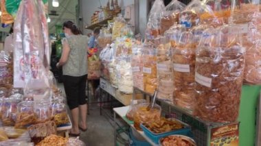 Sri Racha, Chonburi, Tayland - 16 Haziran 2022 - Tayland 'ın Chonburi kentindeki Nong Mon pazarındaki yerel bir dükkandan yiyecek almak için turist dükkanı