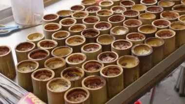 Tayland 'ın Sri Racha kentindeki Nong Mon pazarından popüler bir Tayland tatlısı olan Khao Lam olarak bilinen bambu lokantalarında kızartılmış yapışkan pirincin üst görüntüsü.