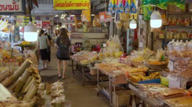 Sri Racha, Chonburi, Tayland - 16 Haziran 2022 - Tayland 'ın Chonburi kentindeki Nong Mon pazarındaki yerel bir dükkandan yiyecek almak için turist dükkanı