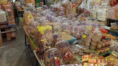 Sri Racha, Chonburi, Tayland - 16 Haziran 2022 - Tayland 'ın Chonburi kentindeki Nong Mon pazarındaki yerel bir dükkandan yiyecek almak için turist dükkanı