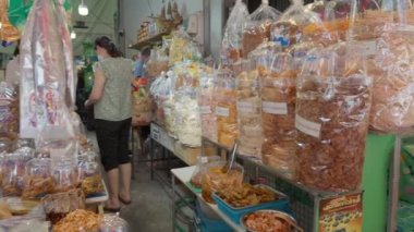 Sri Racha, Chonburi, Tayland - 16 Haziran 2022 - Tayland 'ın Chonburi kentindeki Nong Mon pazarındaki yerel bir dükkandan yiyecek almak için turist dükkanı