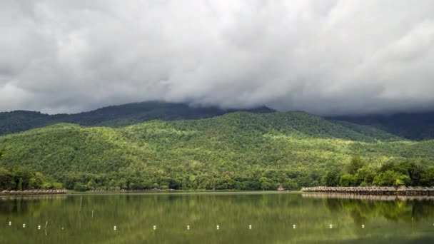 Time Lapse Dense Nuvole Che Muovono Sopra Catene Montuose Lago — Video Stock