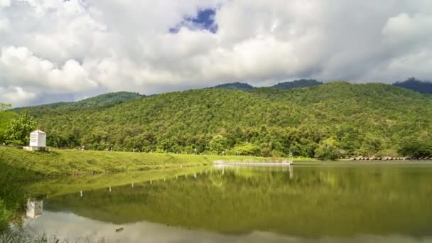 Laps Temps Nuages Denses Déplaçant Dessus Des Chaînes Montagnes Lac — Video