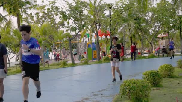 2022年6月16日 泰国清布里 Sri Racha 在泰国清布里 清布里 人们在靠近海洋的公共娱乐公园里跑步和散步 — 图库视频影像