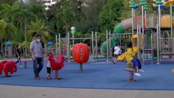 Srí Racha Chonburi Thajsko Června 2022 Děti Hrají Veřejném Hřišti — Stock video