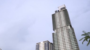 Sri Racha, Chonburi, Tayland - 16 Haziran 2022 - Sri Racha, Chonburi, Tayland 'da halk parkında oynayan çocuklar