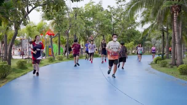 2022年6月16日 泰国清布里 Sri Racha 在泰国清布里 清布里 人们在靠近海洋的公共娱乐公园里跑步和散步 — 图库视频影像
