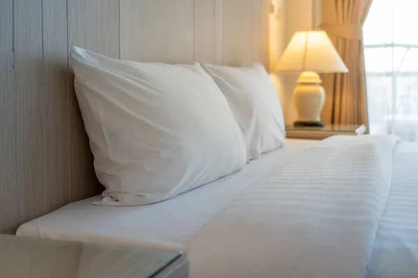 Leeg Wit Bed Met Witte Kussens Tafellamp Een Schone Slaapkamer — Stockfoto