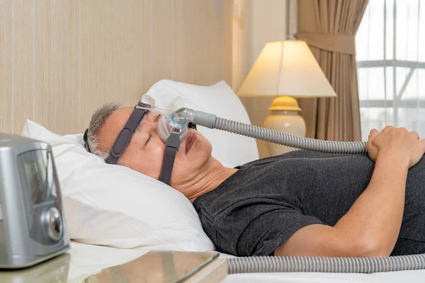 Orta Yaşlı Erkek Yatak Odasında Uyurken Cpap Başlık Takıyor Maske — Stok fotoğraf