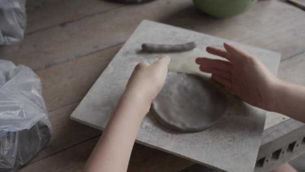 Close Female Teenager Hands Working Making Clay Pottery Using Simple — Vídeo de Stock