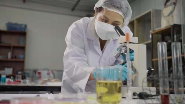 Jonge Vrouwelijke Wetenschapper Lab Technicus Witte Labjas Met Veiligheidsmasker Haarnetje — Stockvideo