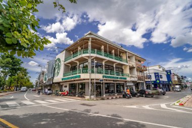 Chiang Mai, Tayland - 18 Temmuz 2022 - Tayland 'ın Chiang Mai kentindeki Tha Phae Kapısı yakınlarındaki eski şehir caddeleri ve binaların üzerinde hareket eden bulutların hızlandırılmış görüntüsü