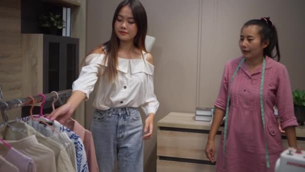Asian Woman Get Her Size Measured While Buying Clothes Another — Stockvideo