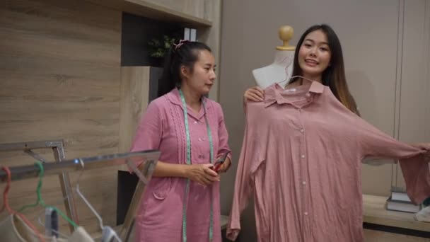 Asian Woman Get Her Size Measured While Buying Clothes Another — Vídeo de Stock