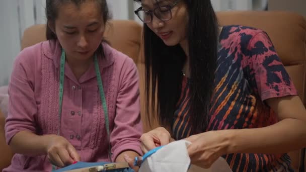 Одна Азіатка Вчить Іншу Азіатську Жінку Мистецтва Вишивки Вітальні Свого — стокове відео